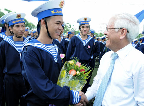 Chủ tịch UBND TP.HCM Lê Hoàng Quân chúc mừng các bạn thanh niên TP gia nhập Lữ đoàn 957 hải quân