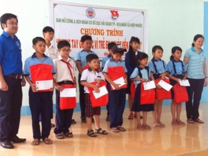 Chung tay giúp sức vì trẻ em nghèo đến trường tại xã Hiệp Phước