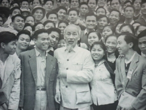 Bác Hồ với các đại biểu Đại hội Đoàn toàn quốc lần thứ III, năm 1963.