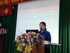 Đ/c Nguyễn Thị Thanh Hằng, Phó Bí thư Huyện Đoàn báo cáo viên tại lớp học