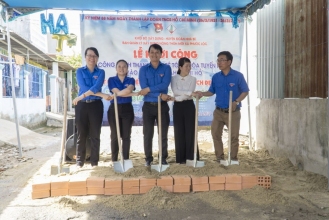 Các đồng chí lãnh đạo thực hiện nghi thức động thổ xây dựng tuyến hẻm vào nhà Mẹ VNAH Lê Thị Hồ