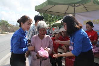 Các bạn đoàn viên trao tặng các bữa cơm trưa miễn phí đến người dân có hoàn cảnh khó khăn.