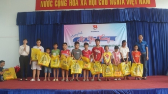 Đồng chí Phan Thị Thanh Phương - Phó Bí thư Thành Đoàn, Chủ tịch Hội đồng Đội Thành phố trao tặng quà cho con em thanh niên công nhân có hoàn cảnh khó khăn
