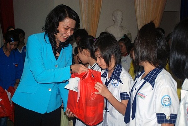 Đ/c Nguyễn Thị Thu - Bí thư, Chủ tịch UBND Huyện đang trao quà cho các em.