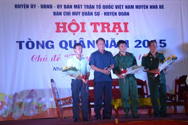 Đ/c Trần Tấn Quý - Phó Bí thư thường trực Huyện ủy tặng hoa cho 3 nhân vật tiêu biểu tham gia giao lưu trong Hội trại