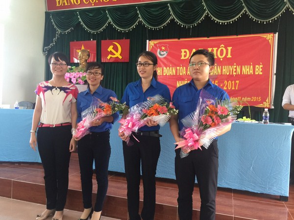 Đ/c Nguyễn Kiều Thu - Phó Bí thư, Trưởng Ban Công nhân lao động Huyện Đoàn Nhà Bè lên trao hoa chúc mừng cho Ban chấp hành Chi đoàn TAND nhiệm kỳ mới