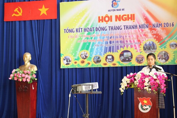 Đại diện BCH Đoàn trường THPT Dương Văn Dương báo cáo tham luận