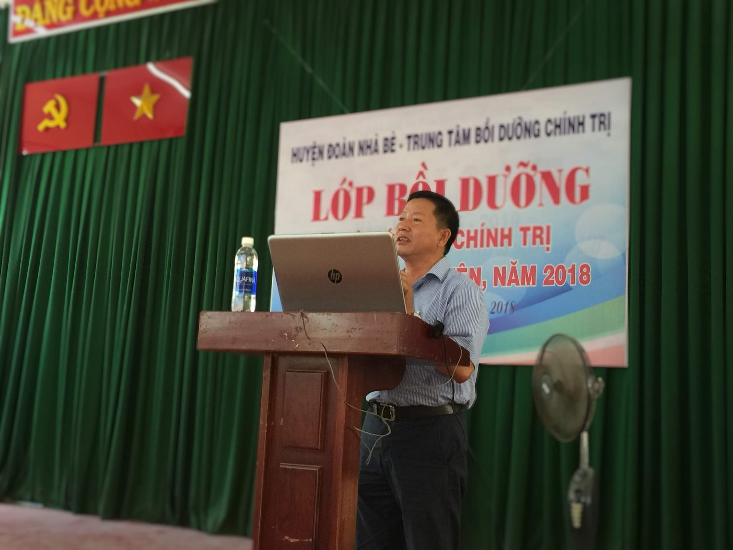 Đ/c Võ Văn Do, Chủ tịch Ủy ban MTTQ Việt Nam huyện Nhà Bè báo cáo viên tại lớp học.