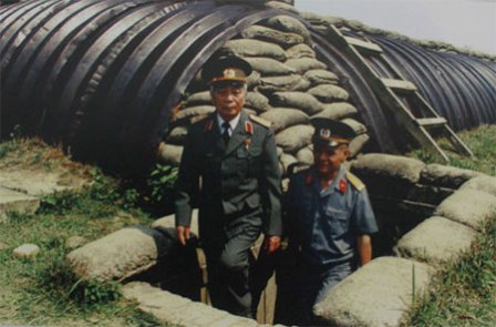 Đại tướng Võ Nguyên Giáp thăm lại chiến trường xưa.