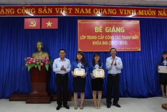 Thầy Hà Tài Sáu và Đ/c Nguyễn Văn Lộm trao Bằng khen cho 02 học viên hoàn thành tốt lớp học