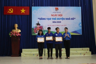 Đ/c Nguyễn Kiều Thu trao giải "Ý tưởng sáng tạo khởi nghiệp" tại Ngày hội