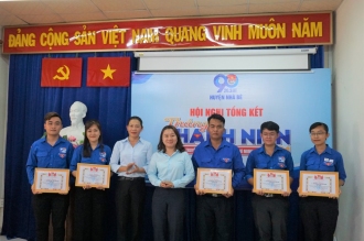 Đ/c Trương Kim An, Trưởng Ban Dân vận Huyện ủy và Đ/c Mai Kim Tuyền trao tặng Giấy khen UBND Huyện cho các cá nhân xuất sắc.