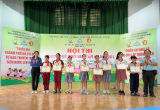Đ/c Nguyễn Thị Thanh Hằng, Phó Bí thư Huyện Đoàn, Chủ tịch Hội đồng Đội Huyện trao tặng giải cho các thí sinh bảng thi THCS